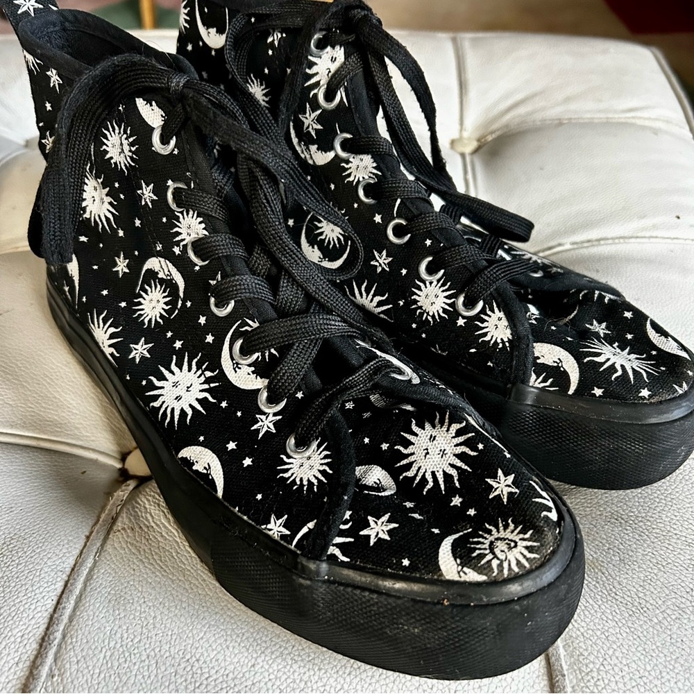 Hot topic hi top sneakers black sun moon stars Celestial sz 9 good condition